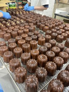 石窯から出たばかりのほやほやカヌレ。